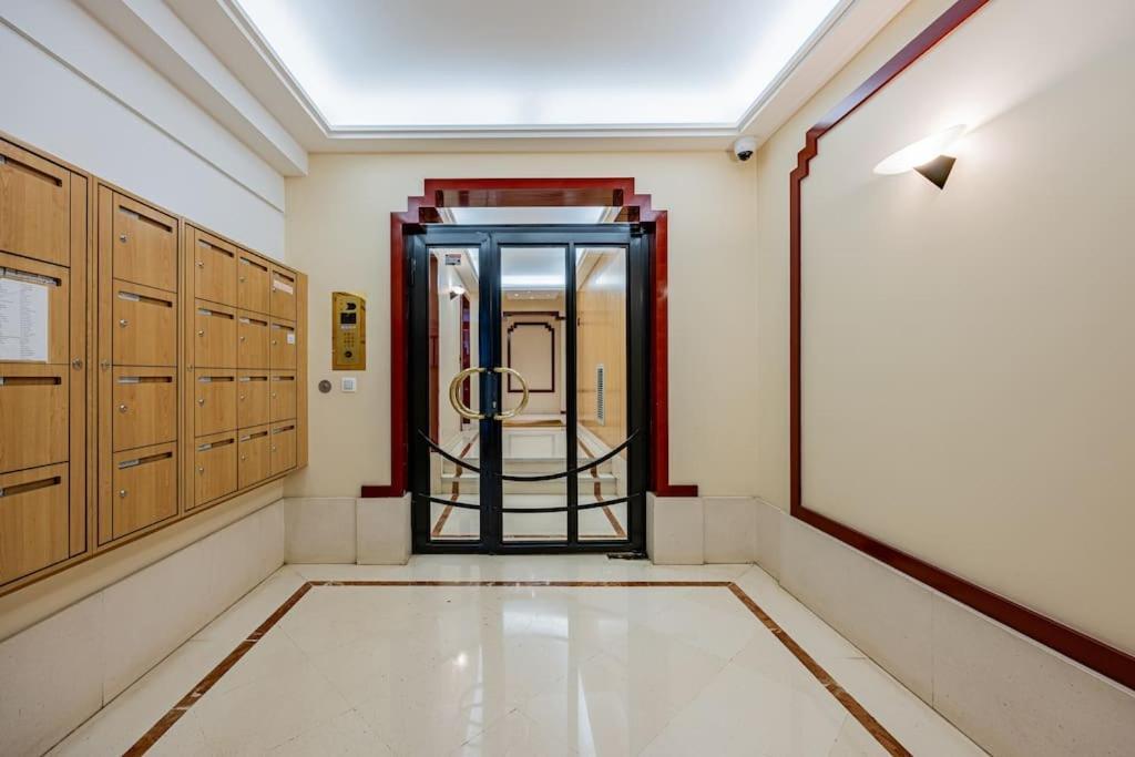 Grand Et Central, 8e Pres Elysee *